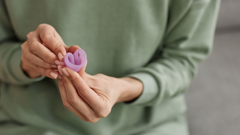 Nữ giới chưa quan hệ tình dục có thể dùng cốc nguyệt san, nhưng cần cân nhắc kỹ