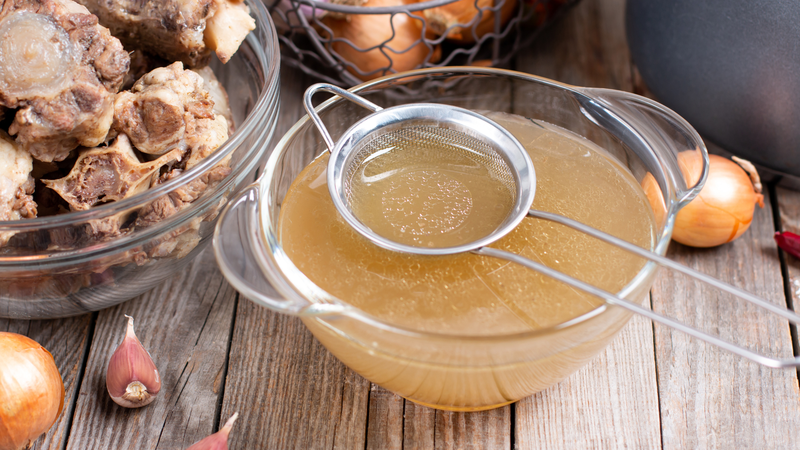 Nước hầm xương chứa gelatin dạng collagen dễ hấp thu