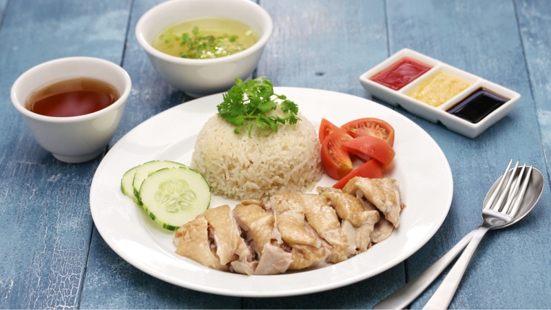 Cơm gà bao nhiêu calo? Phụ thuộc vào nguyên liệu và cách chế biến cơm gà