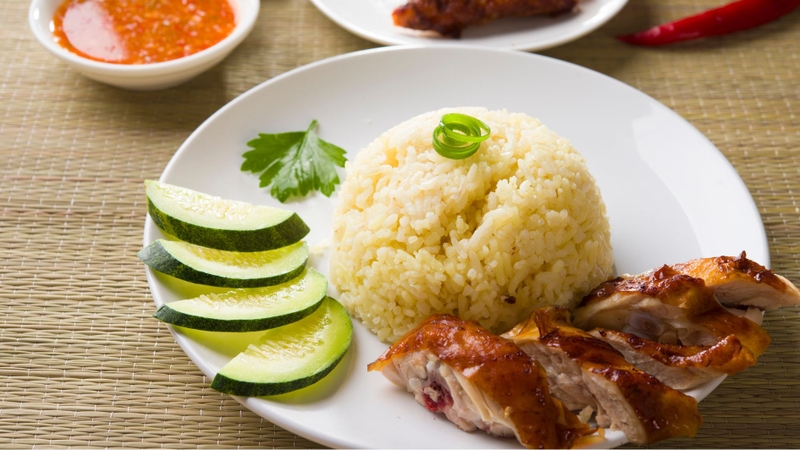 Cơm gà là món ăn nhiều dưỡng chất nhưng không nên ăn quá nhiều