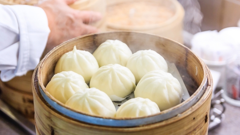 Kiểm soát khẩu phần và duy trì chế độ ăn cân bằng giúp hỗ trợ quản lý cân nặng