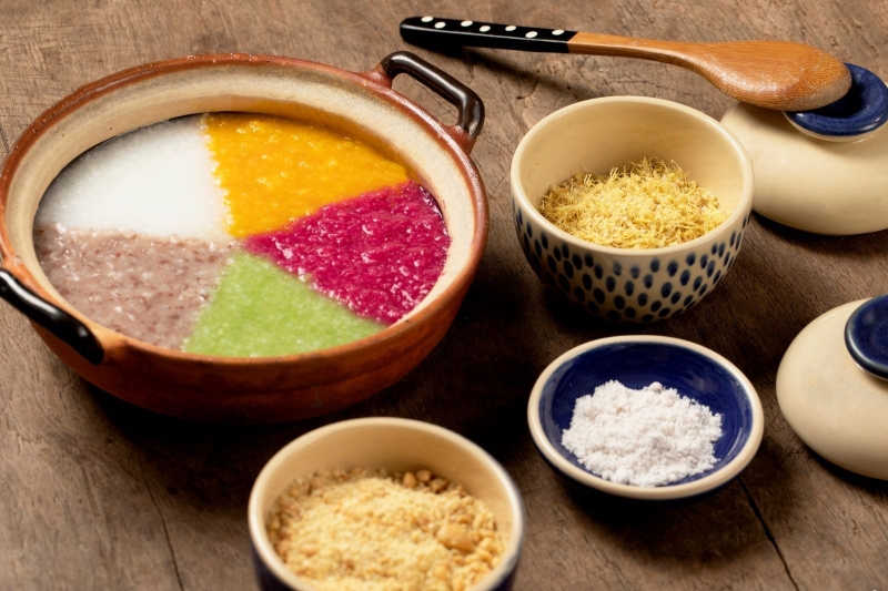 Cơm muối ăn kèm với rất nhiều loại muối khác nhau