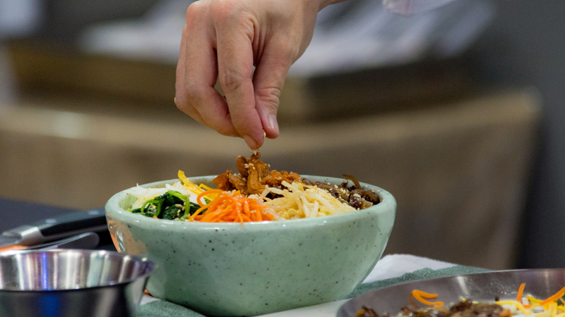 Lượng calo trong cơm trộn Hàn Quốc có thể thay đổi tùy theo nguyên liệu sử dụng và cách chế biến