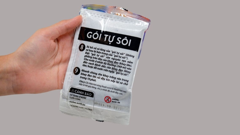 Trong hộp cơm tự chín sẽ có gói tự sôi giúp làm nóng thức ăn