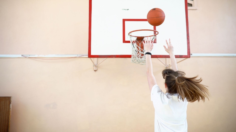 Con gái có nên chơi bóng rổ không?