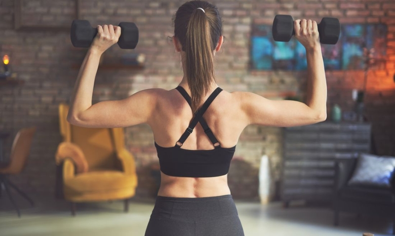 Con gái tập tạ có bị to tay không? Tập tạ thế nào không sợ to tay 1