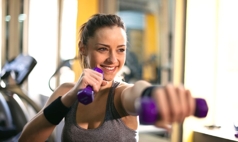 Con gái tập tạ có bị to tay không? Tập tạ thế nào không sợ to tay 4