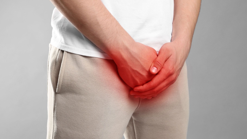 Trong tuổi dậy thì, sự phát triển tinh hoàn là dấu hiệu thể chất đầu tiên, dẫn đến tăng kích thước tinh hoàn và dương vật