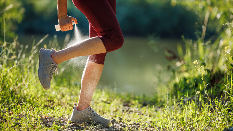 Sử dụng thuốc chống côn trùng giúp xua đuổi vắt hiệu quả