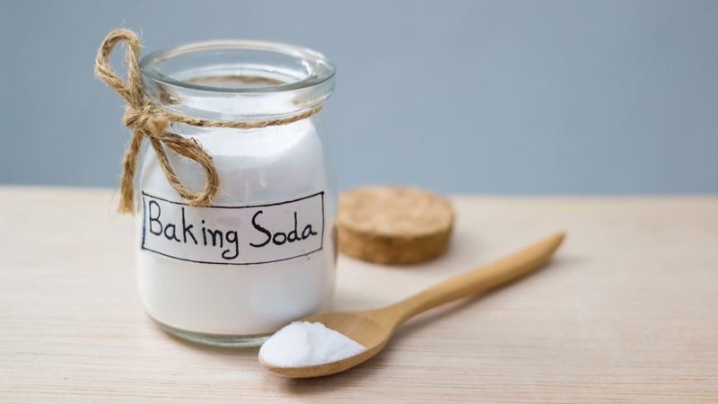 Baking soda thường xuất hiện trong một số sản phẩm chăm sóc răng miệng nhằm hỗ trợ loại bỏ mảng bám và vết ố bề mặt