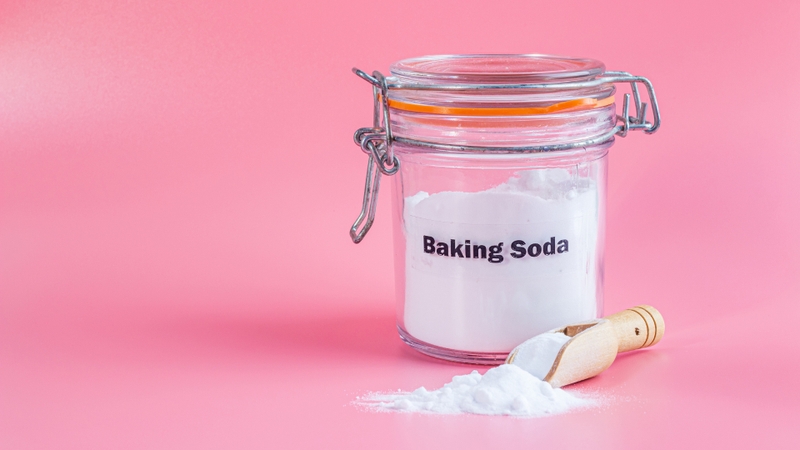 Khi tiếp xúc với nhiệt độ cao, baking soda phân hủy tạo khí CO₂, giúp làm giảm lượng oxy tại khu vực cháy quy mô nhỏ