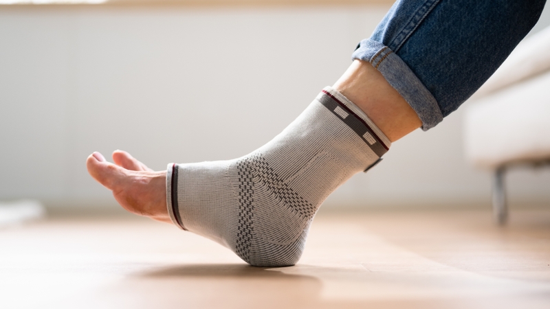Băng cổ chân giúp hỗ trợ ổn định khớp và giảm sưng đau khi bị bong gân