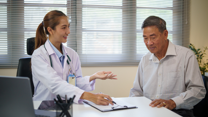 Người có bệnh lý mạn tính nên hỏi ý kiến chuyên gia y tế trước khi quyết định bổ sung lutein