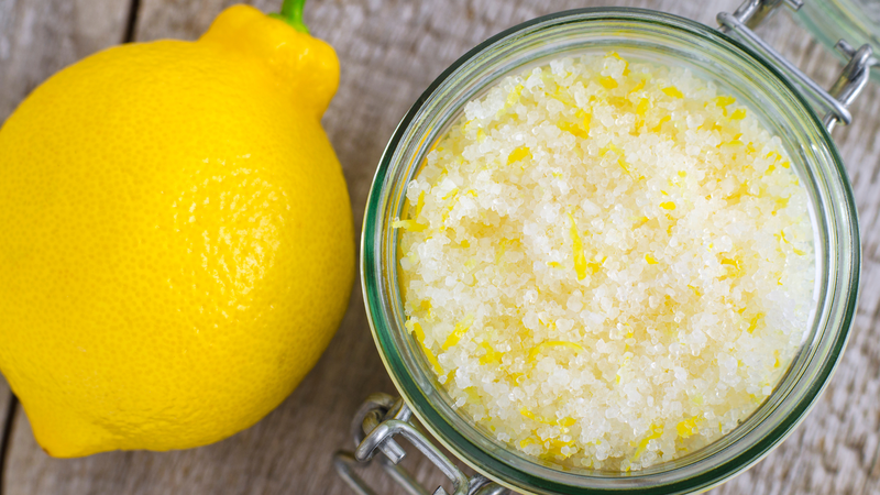 Vỏ chanh có thể được ứng dụng làm nguyên liệu tẩy tế bào chết nhẹ trong chăm sóc da