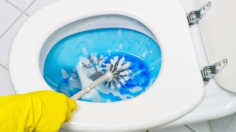 Nước súc miệng listerine có tác dụng làm sạch bồn cầu