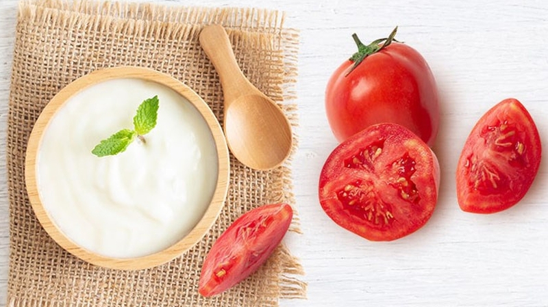 cong-dung-tuyet-voi-cua-mat-na-ca-chua-va-sua-chua-khong-duong 1.jpg