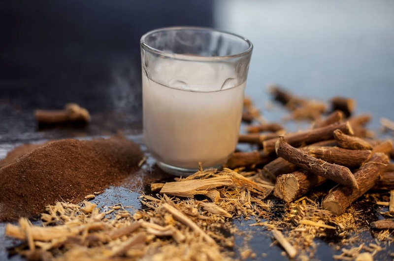 Công thức tắm trắng bằng bột cam thảo và sữa tươi tại nhà