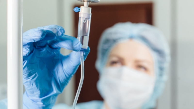 Khi truyền dịch, chai dịch cần được treo cao hơn vị trí cơ thể người bệnh để đảm bảo dịch chảy ổn định