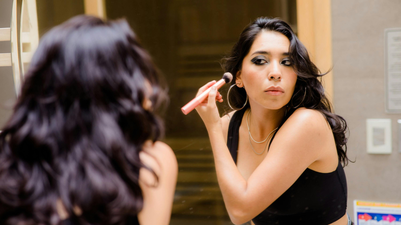 Dụng cụ trang điểm phù hợp giúp sản phẩm tán đều hơn, hạn chế ma sát mạnh