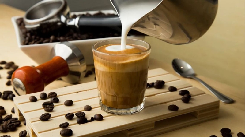 Flat White và Cortado khác nhau rõ rệt về tỷ lệ sữa, kết cấu và trải nghiệm