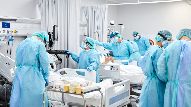 Nhóm người cao tuổi hoặc có bệnh nền vẫn đối mặt với nguy cơ viêm phổi nặng và tử vong do COVID-19