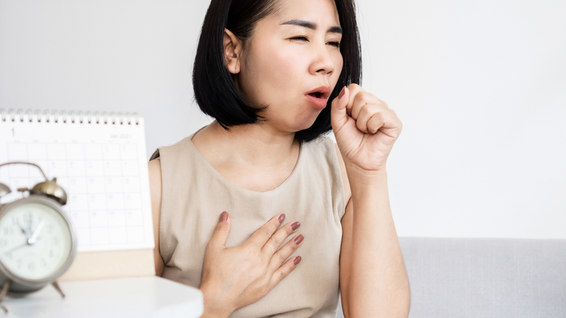 Tổn thương đường hô hấp và mạch máu phổi có thể dẫn đến ho ra máu khi mắc COVID