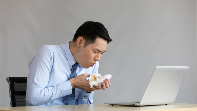 Ho ra máu nhiều kèm khó thở, đau ngực hoặc chóng mặt cần được cấp cứu