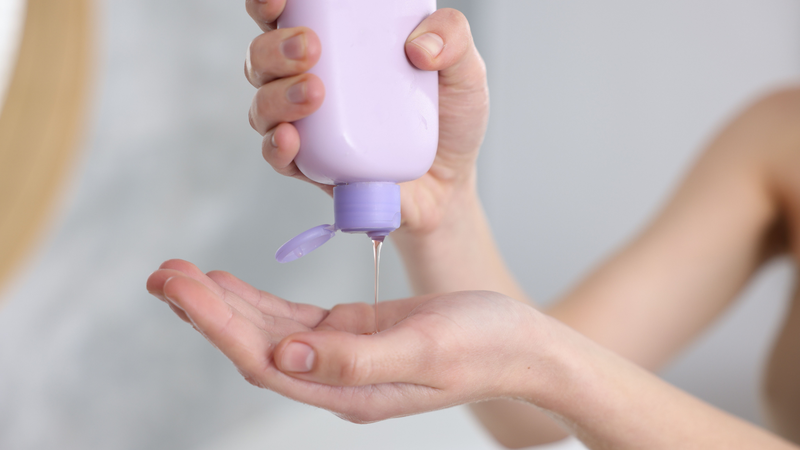 Nên tạo bọt dầu gội trước khi thoa lên tóc
