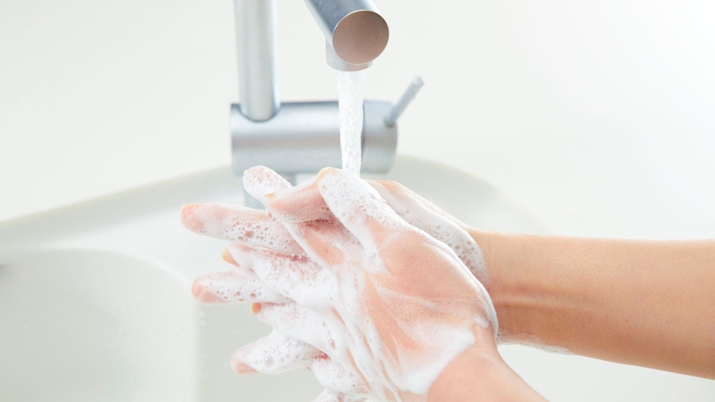Rửa tay với xà phòng trong ít nhất 20 giây hoặc dùng dung dịch sát khuẩn tay chứa cồn là cách hiệu quả để loại bỏ virus và duy trì vệ sinh cá nhân