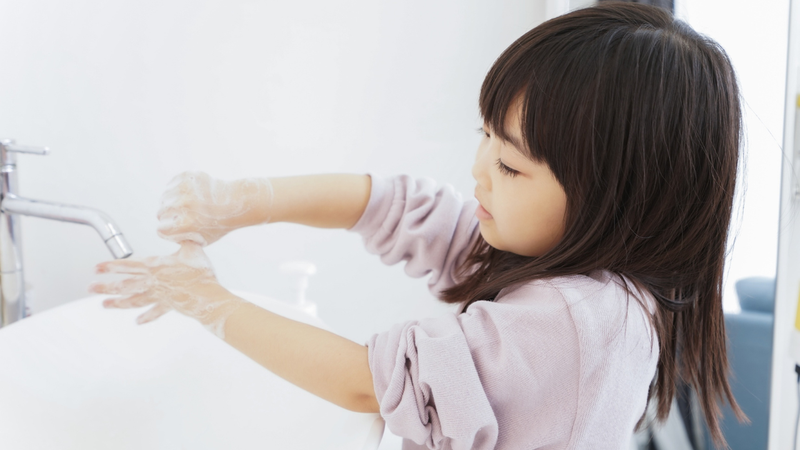 Việc rửa tay bằng xà phòng hoặc dung dịch sát khuẩn