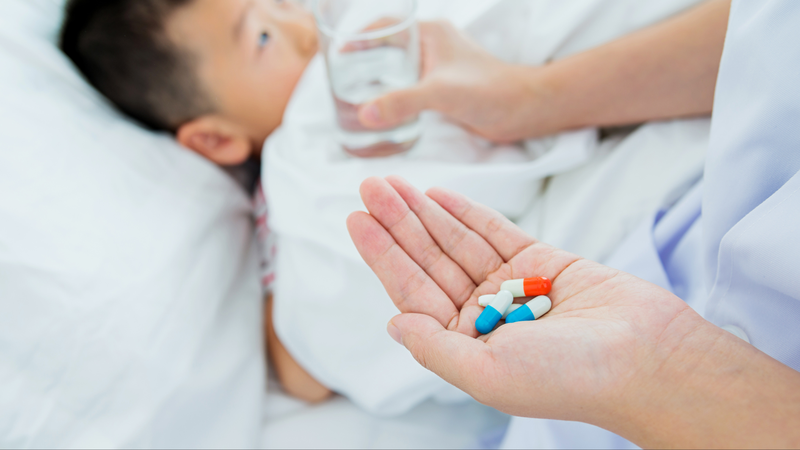 Không nên tự ý dùng thuốc kháng sinh khi điều trị cúm A ở trẻ nhỏ