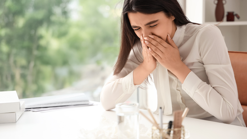 Cần che miệng khi ho, hắt hơi để hạn chế lây bệnh