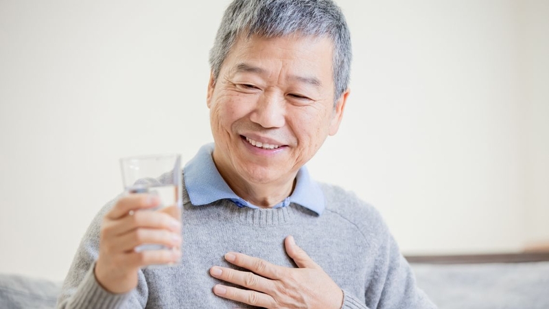 Uống đủ nước giúp giảm khô và khó chịu ở đường hô hấp