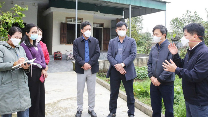 Cán bộ y tế Hà Tĩnh giám sát ổ dịch cúm H5N1 tại xã Cẩm Xuyên