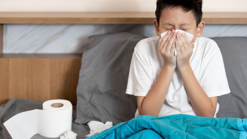 Các triệu chứng ban đầu của cúm trái mùa dễ gây nhầm lẫn với cảm lạnh