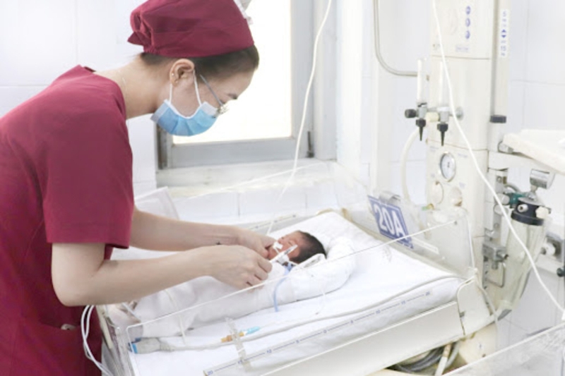 Em bé sinh non 25 tuần tuổi có nuôi được không? Cần lưu ý gì khi chăm sóc bé? 4