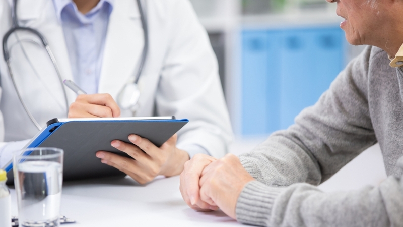 Cứng khớp ngón tay cái cần được khám và chụp X-quang sớm để được chẩn đoán và điều trị