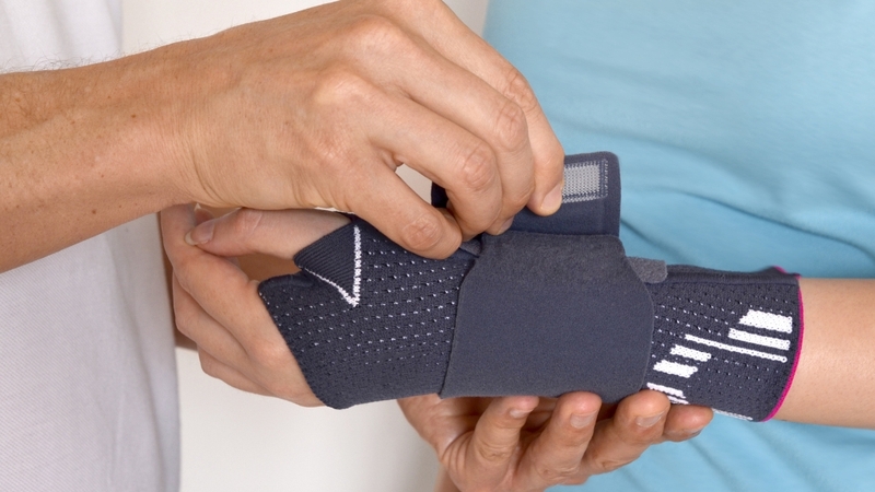 Người bệnh cần hạn chế vận động và dùng nẹp cố định tạm thời để giảm viêm, bảo vệ khớp ngón cái