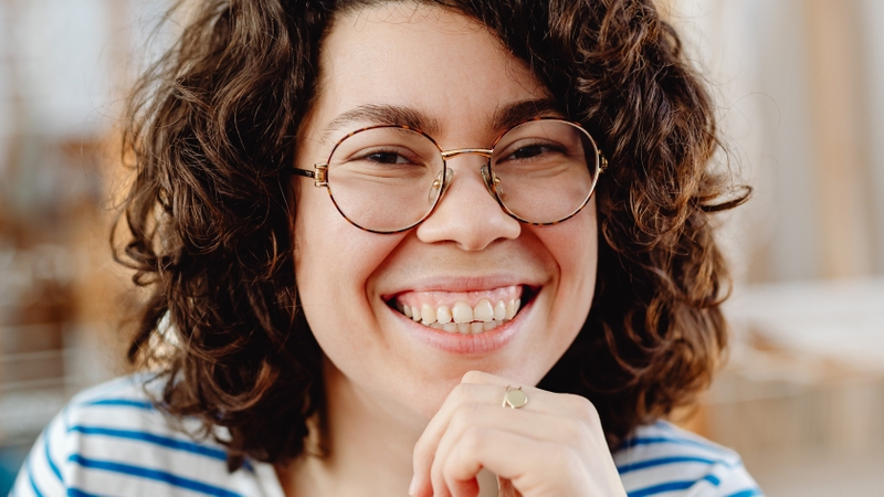 Cười hở lợi là tình trạng khi cười, phần mô nướu phía trên răng hàm trên lộ ra quá nhiều