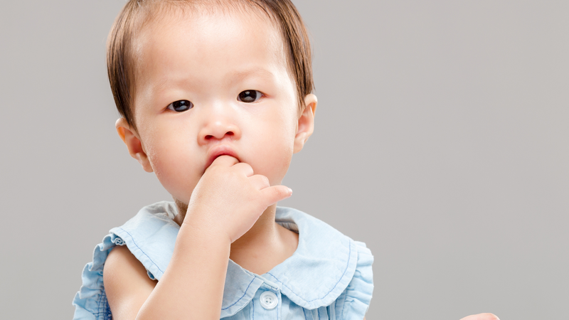 Thói quen xấu như mút tay  có thể ảnh hưởng đến sự phát triển hàm mặt và góp phần gây cười hở lợi