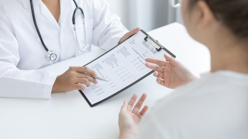 Tái khám đúng lịch giúp bác sĩ đánh giá huyết áp, điện giải, chức năng thận và đáp ứng điều trị