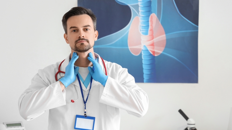 Người bệnh cần tái khám theo lịch để kiểm tra chức năng tuyến giáp, đánh giá hiệu quả điều trị và phát hiện sớm các thay đổi