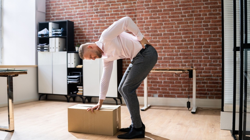 Cụp xương sống chỉ tình trạng đau lưng đột ngột sau khi mang vác nặng, làm việc quá sức hoặc vận động sai tư thế