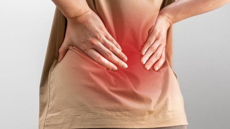 Đau lưng kéo dài là một trong những dấu hiệu của cụp xương sống