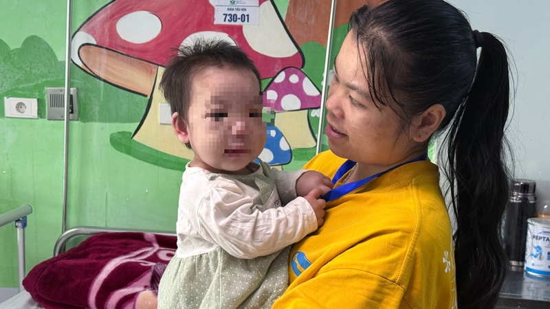 Bệnh nhi liên tục bị nhiễm trùng nặng và phải nằm viện từ khi sinh ra