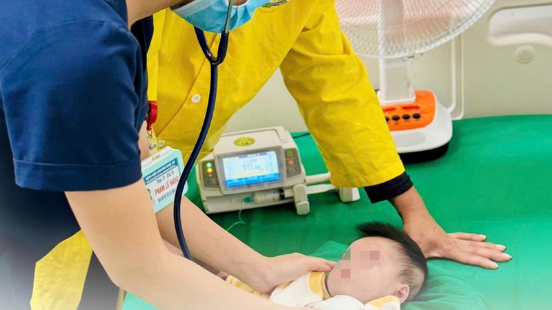 Trẻ nhập viện suy hô hấp nặng, tím tái toàn thân
