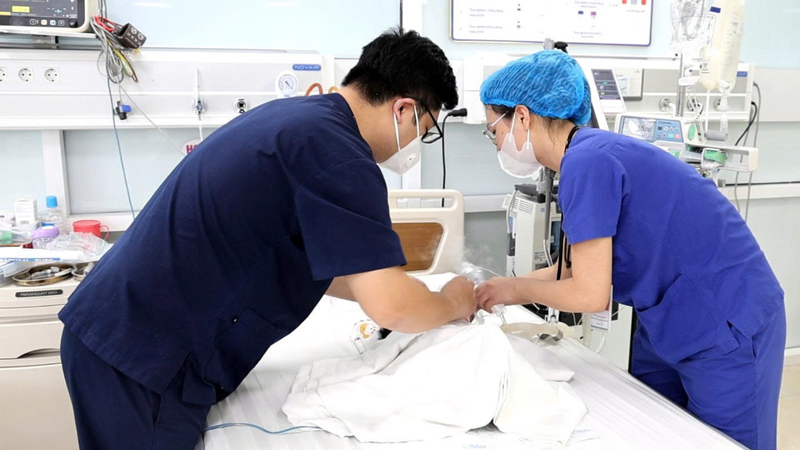 Trẻ nhập viện trong tình trạng suy hô hấp, viêm phổi nặng do nhiễm virus hợp bào hô hấp (RSV)