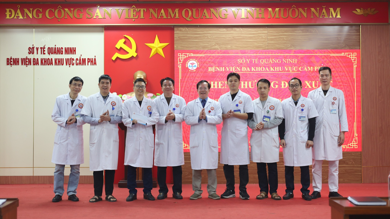 Lãnh đạo bệnh viện trao khen thưởng đột xuất cho tập thể ekip cấp cứu