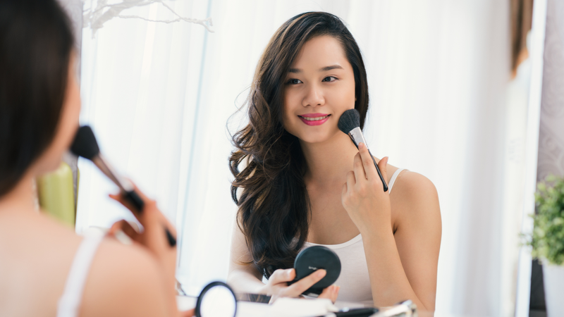 Hạn chế tối đa trang điểm và tránh sử dụng các sản phẩm tẩy tế bào chết ở thời điểm này