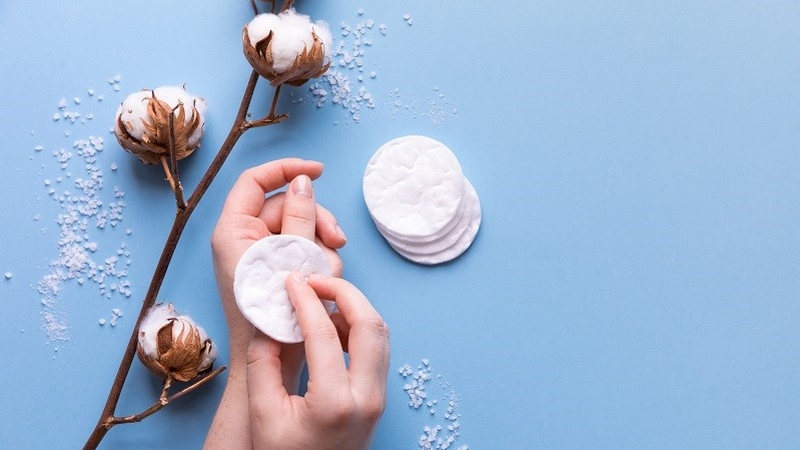 Da “bùng nổ” mụn do dùng bông tẩy trang: Nguyên nhân vì sao? 2